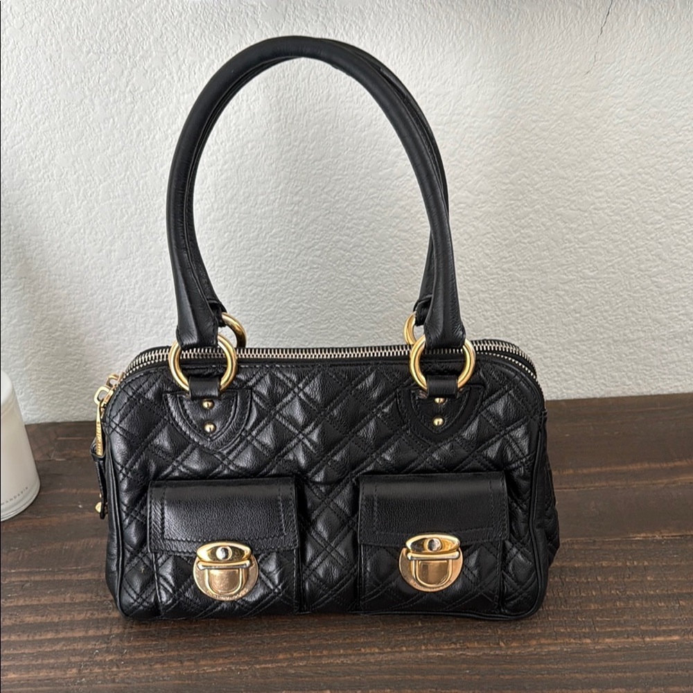 Marc Jacobs Blake Black Leather Quilted Handbag
Beautiful & Functional design